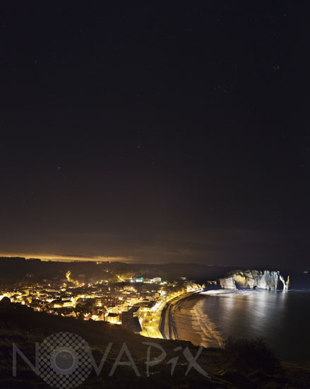 Le village et les falaises d'Etretat vus de nuit