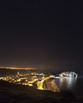 Le village et les falaises d'Etretat vus de nuit