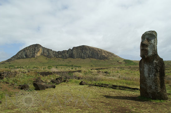 Volcan Rano Raraku et Moai de l'ile de Pâques
