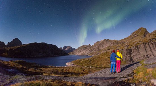 Un couple observe une Aurore boréale - Norvège 