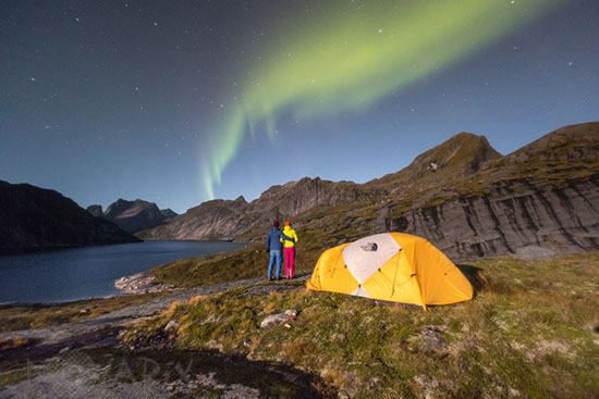 Un couple observe une Aurore boréale - Norvège 