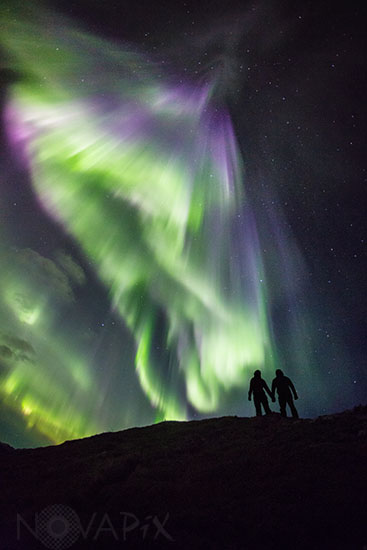 Un couple observe une Aurore boréale - Norvège 