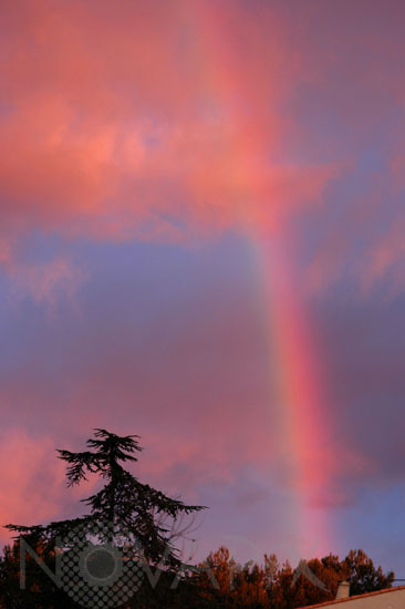 Arc-en-ciel observé au lever du Soleil