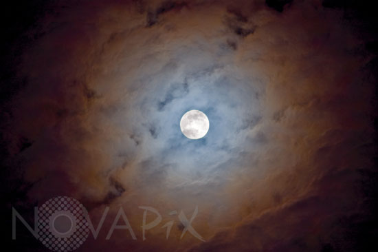Couronne colorée autour de la Lune