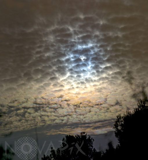 Couronne colorée autour de la Lune et irisations