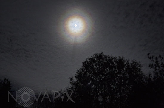 Couronne colorée autour de la Lune