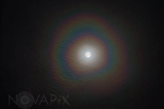 Couronne colorée autour de la Lune