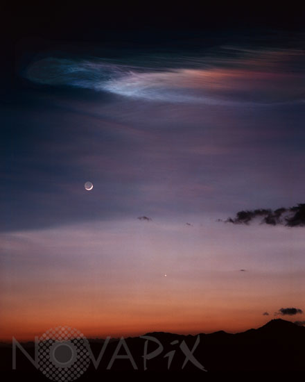 La Lune, Vénus et une trainée laissée par une fusée