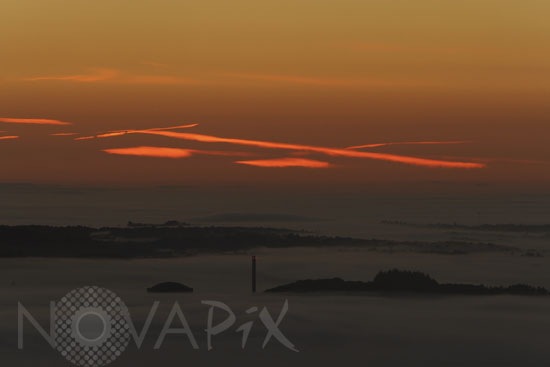 Trainées d'avion et brume matinale.
