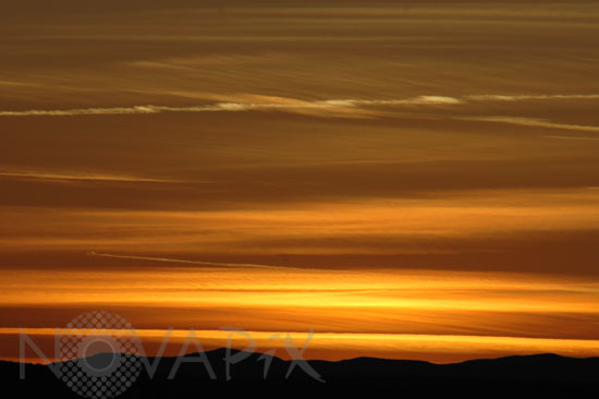Trainées d'avions au coucher du soleil