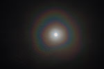 Couronne colorée autour de la Lune