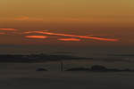 Trainées d'avion et brume matinale.