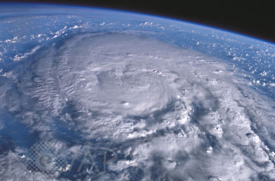 Typhon Sangda vu depuis ISS. 09/2004