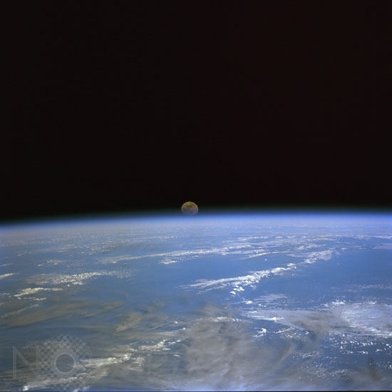Lever de Lune au-dessus de l'horizon terrestre