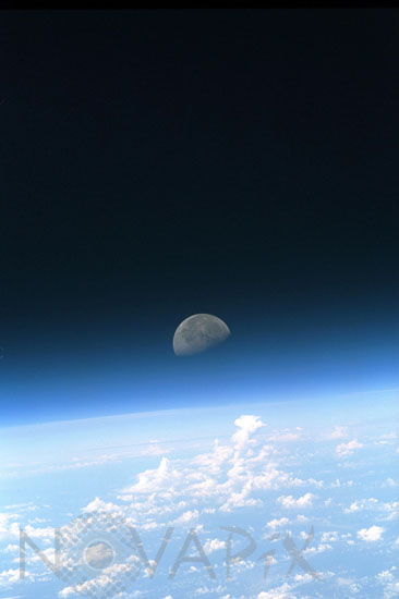 Coucher de Lune au-dessus de la Terre