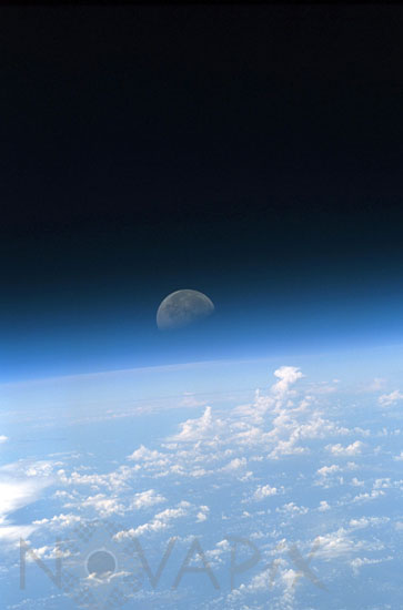 Coucher de Lune au-dessus de la Terre