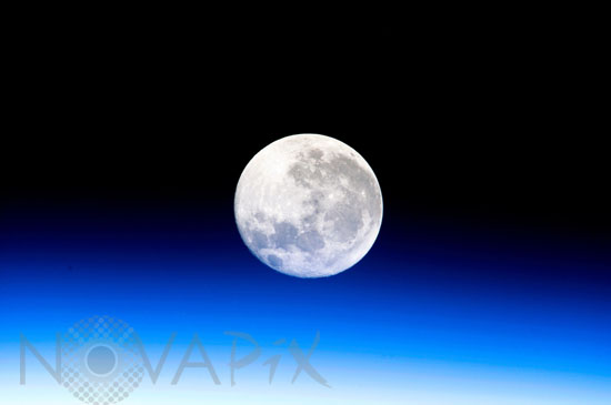 La Lune au-dessus de l'atmosphère terrestre