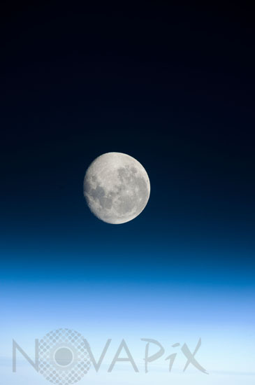 La Lune au-dessus de l'atmosphère terrestre