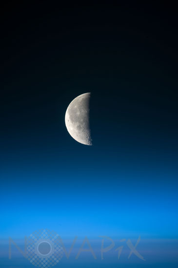 La Lune au-dessus de l'atmosphère terrestre