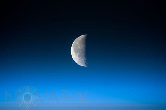 La Lune au-dessus de l'atmosphère terrestre