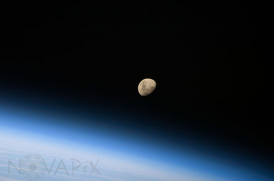 La Lune au-dessus de l'atmosphère terrestre