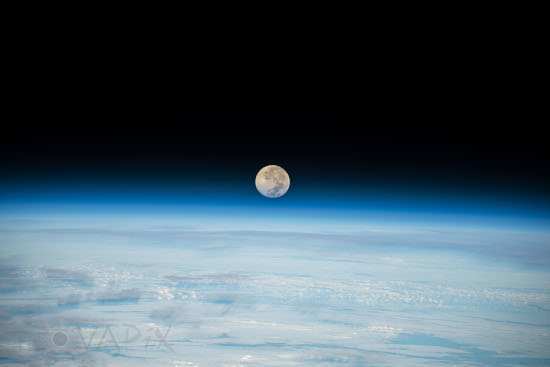 La Lune au-dessus de l'atmosphère terrestre