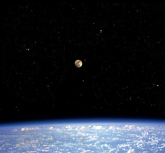 La Lune et les étoiles au-dessus de la Terre