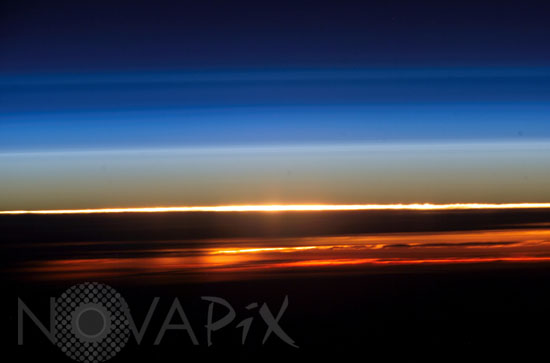 Atmosphère de la Terre et coucher de soleil