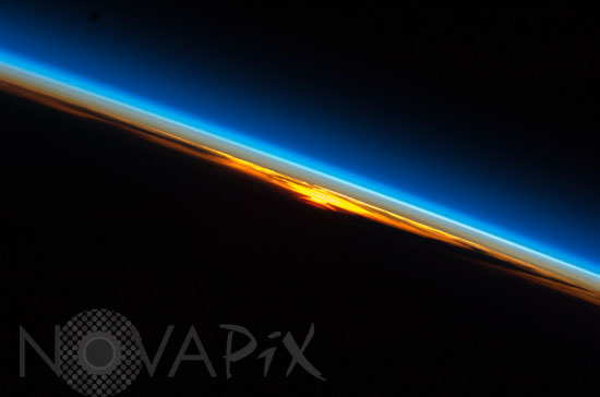 Atmosphère de la Terre et lever de soleil 09/2008