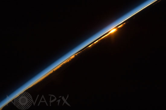 Atmosphère de la Terre et coucher de soleil 