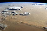 Nuages et tempête de poussière sur le Sahara