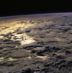 Nuages sur le Pacifique sud par la navette Columbia
