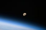 La Lune au-dessus de l'atmosphère terrestre