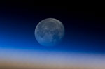 La Lune au-dessus de l'atmosphère terrestre