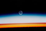 La Lune au-dessus de l'atmosphère terrestre