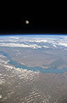 La Lune au-dessus du Kazakhstan