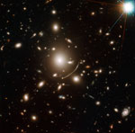 Amas de galaxies Abell 383 et galaxie primitive