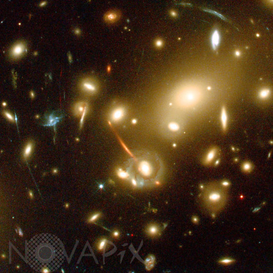 Galaxie à 13 milliards d'années-lumière dans l'amas Abell 2218