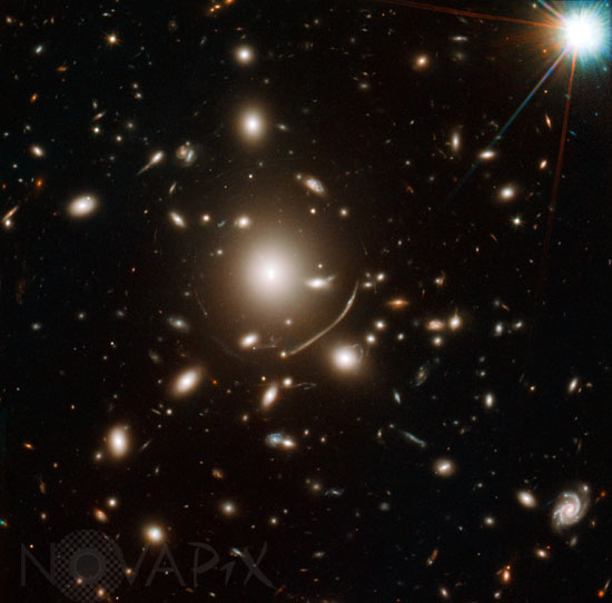 Amas de galaxies Abell 383 et galaxie primitive