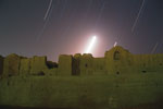 Filé d'étoiles sur une ancienne cité en Iran