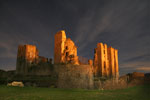 Les ruines du château de Lagarde sous les étoiles