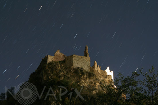 Filé d'étoiles au-dessus du château d'Usson