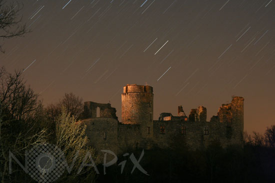 Filé d'étoiles au-dessus du château de Roussillon 