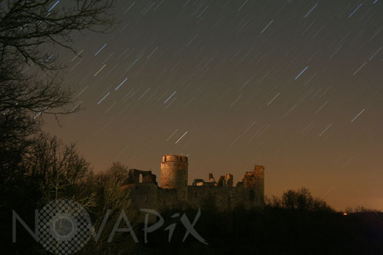 Filé d'étoiles au-dessus du château de Roussillon 