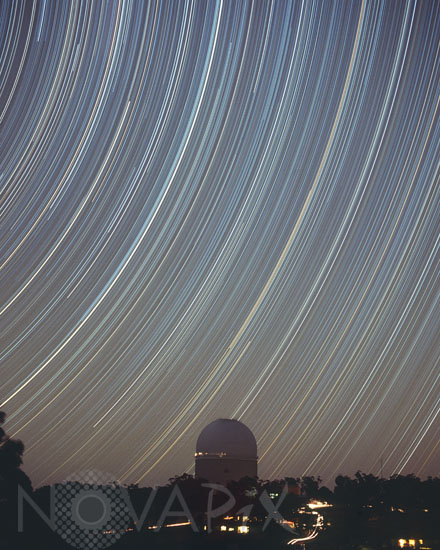 Trainées d'étoiles sur l'observatoire de Siding Spring