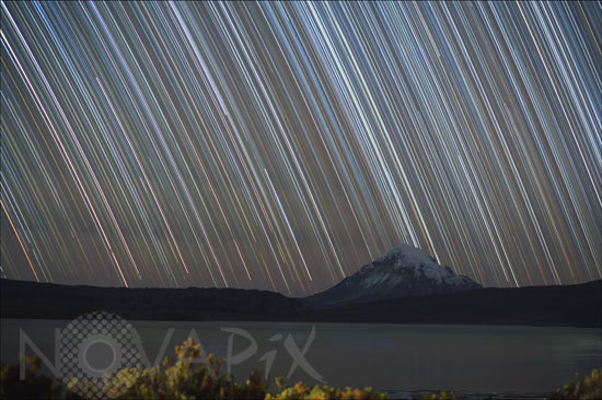 Filé d'étoiles sur le volcan Nevado Sajama
