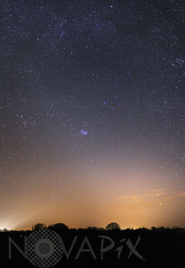 L'amas des Pleiades et la lumière zodiacale