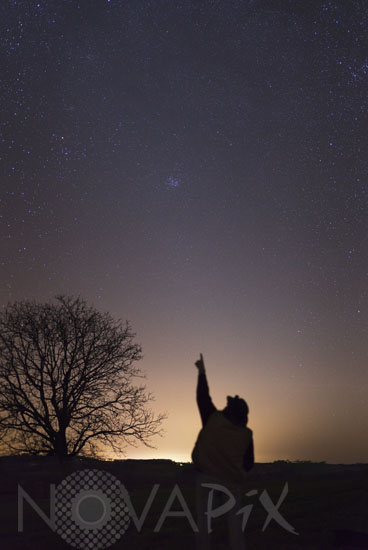 L'amas des Pleiades et la lumière zodiacale