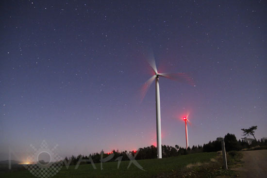 Ciel étoilé et éoliennes