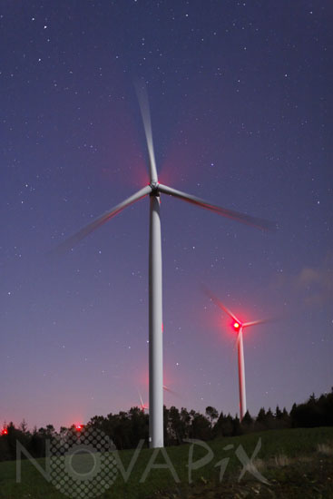 Ciel étoilé et éoliennes